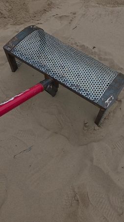 чистка пляжа от мусора и забытых вещей 