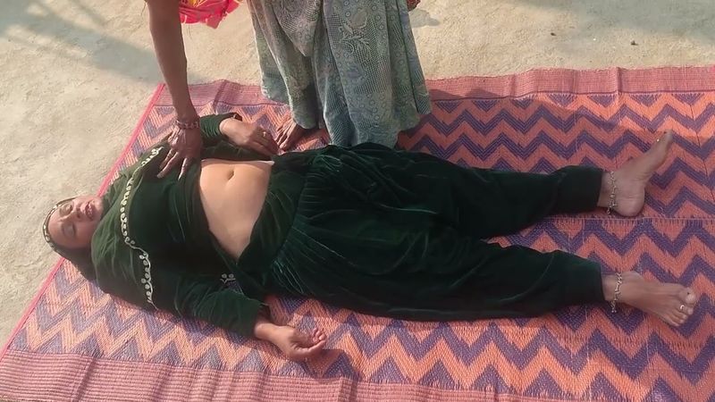 पैर की एड़ी से धरन। नाभी ठीक करने का देसी तरीका 🥰