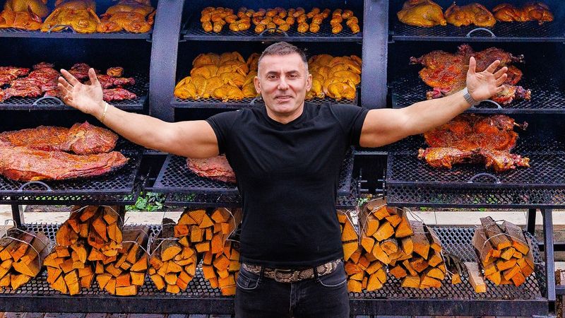 ما همه چیز را سیگار می کشیم! 150 کیلوگرم گوشت در 12 ساعت: بره ، بوقلمون ، اردک ، مرغ. آخرالزمان گوشت