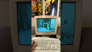CRT or Crowbar? - Half-Life 2 gameplay #halflife #retropc #retrocomputer