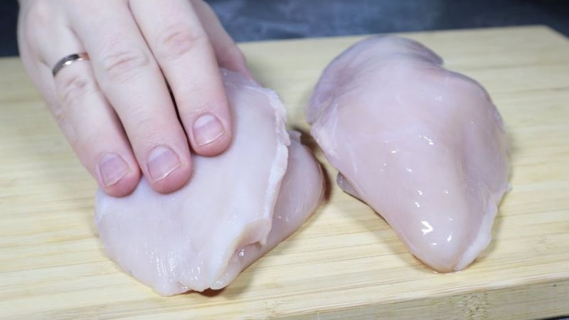 Такая сочная куриная грудка получается по этому рецепту, что не успеваешь дожарить, а её уже сметают
