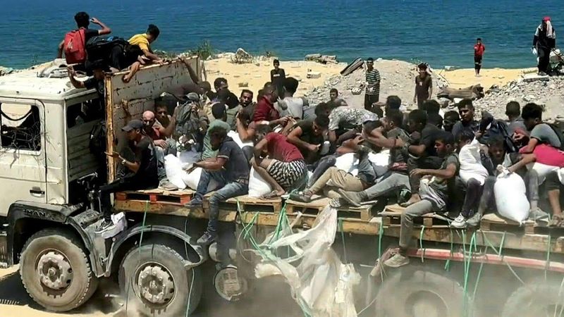 Crowds run to grab bags of flour in northern Gaza | AFP