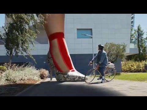 Giantess in Zalando Free to be AutumnWinter Commercial
