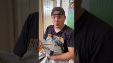 ТЕБЕ В ДЕТСТВЕ ПОКУПАЮТ КУРТКУ 😂#shorts