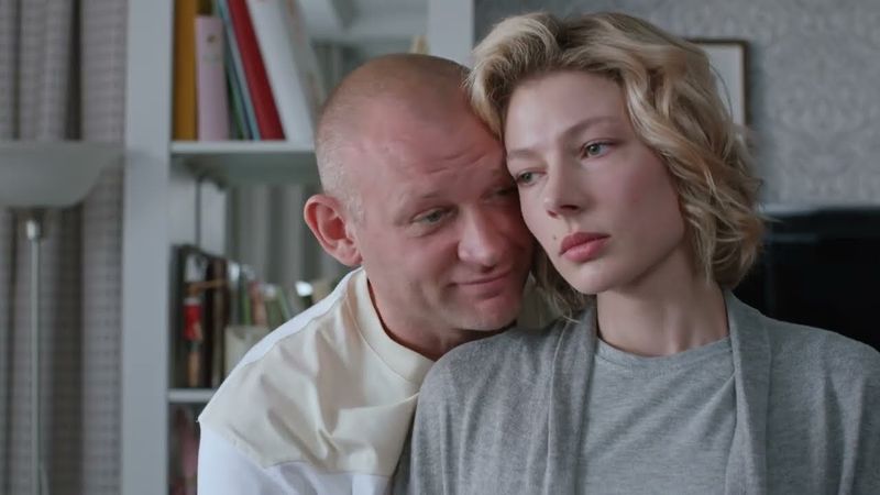 ОНИ ВСТРЕТИЛИСЬ СПУСТЯ СТОЛЬКО ЛЕТ, ЧТО ЭТО ПРИНЕСЛО РОКОВУЮ ОШИБКУ И РУШИТ ИХ СЕМЬИ..