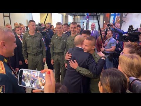 Какой у нас простой президент! Не удивительно его любят все нормальные люди, в том числе дети