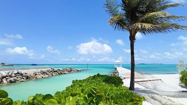 Bahama Breeze: Relaxing at Sandyport Beach Resort