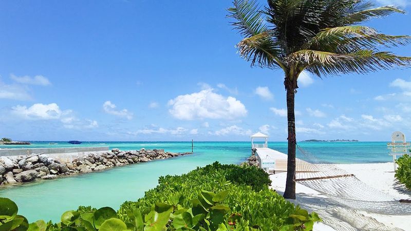 Bahama Breeze: Relaxing at Sandyport Beach Resort