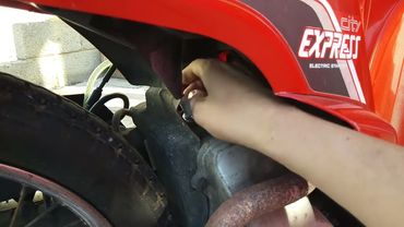 Changing A Spark Plug in a Honda SH50 🔧🛵