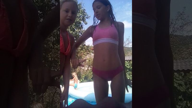 La piscina satind de pe o trambulinaaaa😍😍        Patrea 1