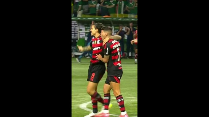 Gol de Ayrton Lucas para o Flamengo contra o Palmeiras