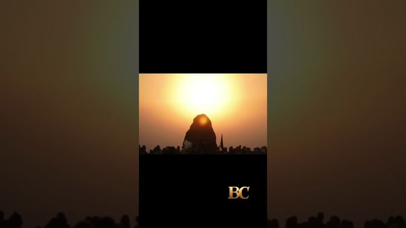 Sunrise at Stonehenge draws druids and pagans to celebrate summer solstice