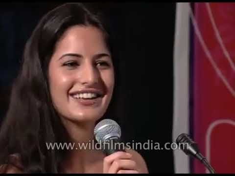 अपनी पहली फिल्म 'बूम' के प्रमोशनल इवेंट में कैटरीना कैफ, जिसमें अमिताभ बच्चन और जैकी श्रॉफ भी थे