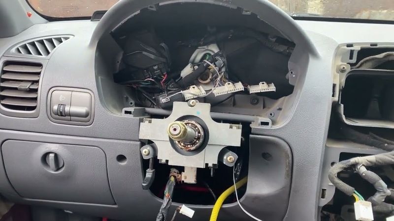 Hyundai Accent КАК СНЯТО ТОРПЕДУ И НА ЧЁМ ОНА КРЕПИТСЯ