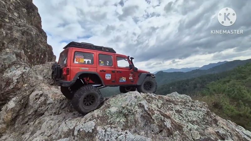 MK-07 & EMO X-4 straight rock crawling
