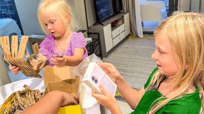 Sofia recebeu o tão esperado celular. Sorvete do TikTok. Nika Life.