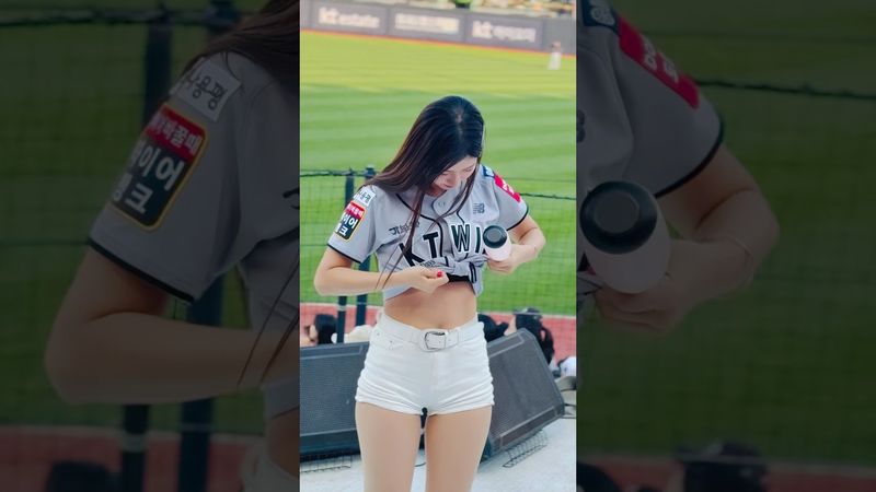 나이를 거꾸로 먹는 황재균 그리고 찌나뇽#김진아 #김진아치어리더#ktwiz #kt위즈 #kt위즈치어리더