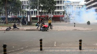 Kenyan protesters hide from tear gas canisters | AFP