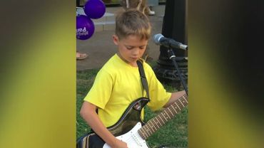 мальчик поёт песни Цоя