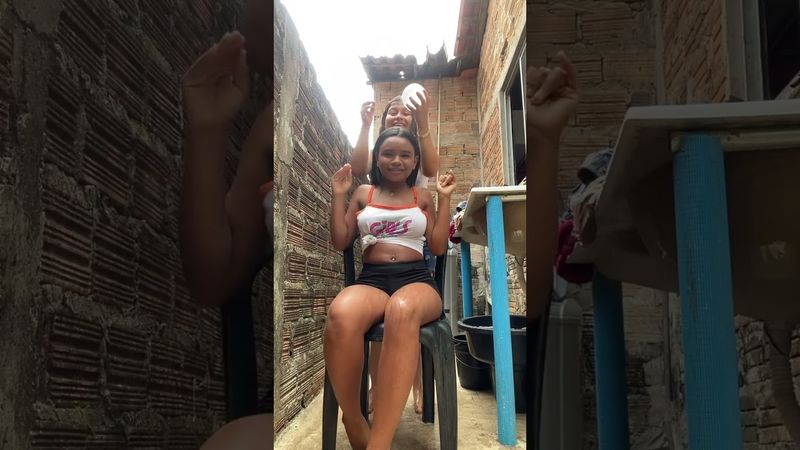 Nayara Assunção e amiga tomando banho de água