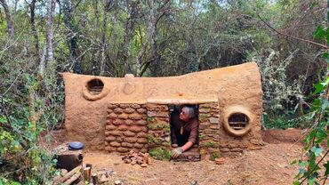 Build a Survival mud shelter | Shaped like a warm and cozy tree trunk #1