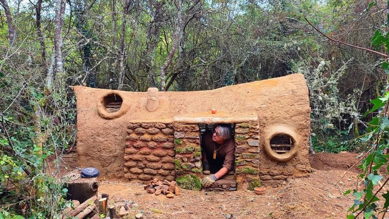 Build a Survival mud shelter | Shaped like a warm and cozy tree trunk #1