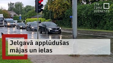 Jelgavā pēc spēcīgām lietusgāzēm atkal applūst ielas un privātmāju teritorijas