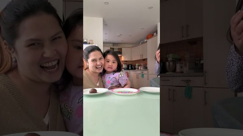 Menina adorável compartilha biscoitos com a irmã que não ganhou nenhum e recebe elogios da mãe