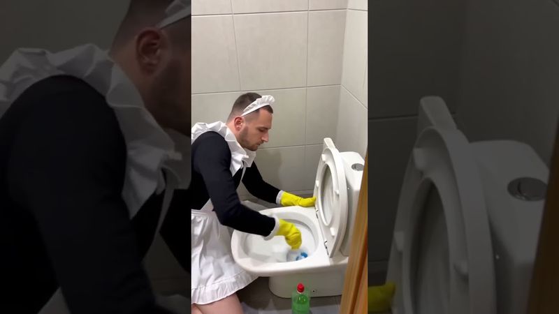 Литвин чистит унитаз