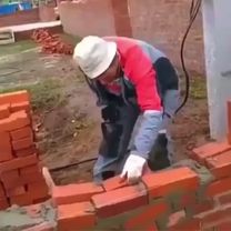 во, вот так - ровно 👍😆 #стройка #мастер #пьяныймужик #кирпичнаякладка #ровненько