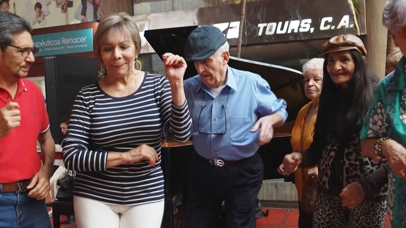 Танцы возвращают к жизни одиноких пожилых венесуэльцев