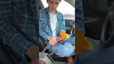 لا يوجد مرحاض في الجوار؟ احفر حفرة في سيارتك 🤣