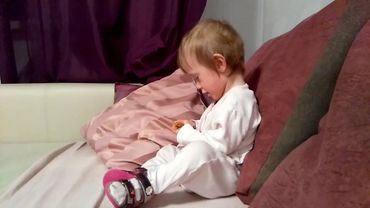 Виоричка играет в магнитных человечков 24.02.2017