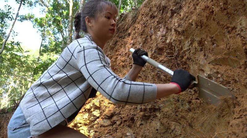 Living Off Grid - Dig Underground Shelter, Bushcraft Camp Forest | Free Bushcraft Ep.46