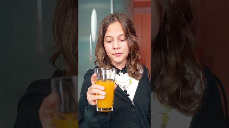 Подросток пробует забытую еду из 90х