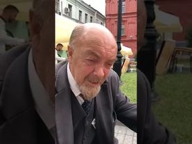 Ленин вышел из мавзолея.