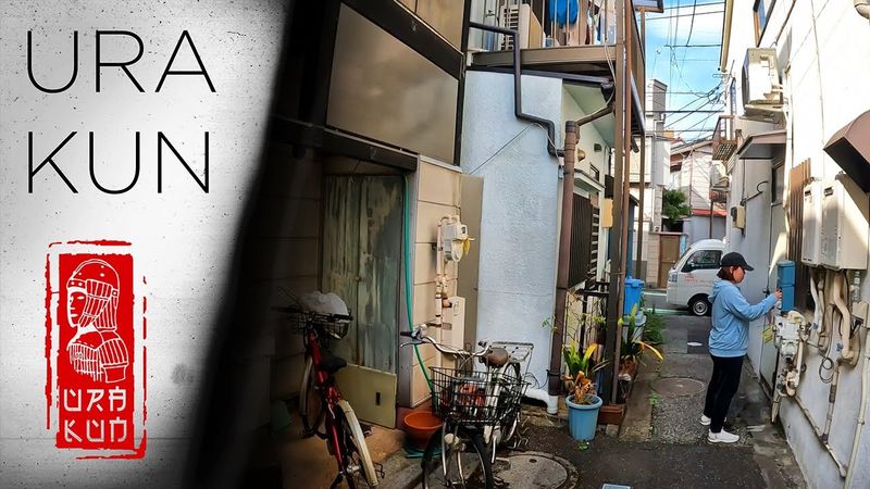 Sebuah kawasan tua di Tokyo. Jalan-jalannya sempit seperti labirin.