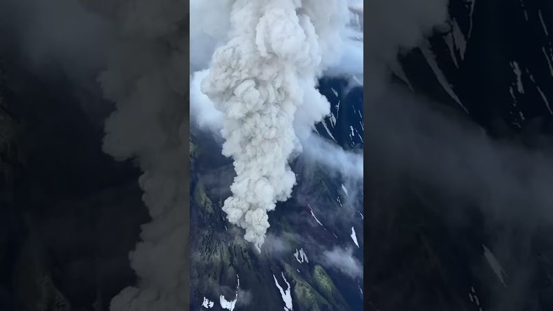 Кадры первого в истории наблюдения извержения вулкана Крашенинникова на Камчатке
