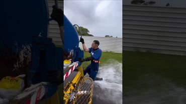 O TRABALHO DESSE GARI, É FEITO COM ENERGIA E ENTUSIAMO, INDEPENDENTE DAS CIRCUNSTÂNCIAS