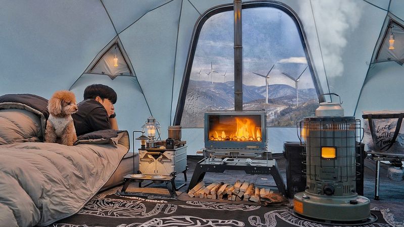 Кемпинг в Сноу-Маунтин с моей собакой . Отдых в жаркой палатке . Дровяная печь ASMR