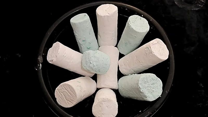 Chalk crushing sounds / very  dusty by @AARA-ASMR