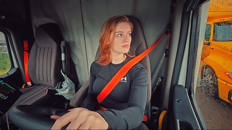 يوم واقعي في حياتي كسائق شاحنة يبلغ من العمر 22 عامًا