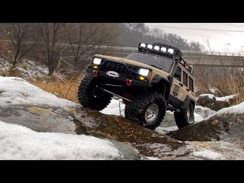 Axial SCX10 III JEEP Cherokee Off-road Driving 4X4 RC Car No.12