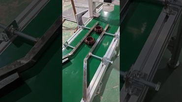 流動中的秩序美！每一瓶都精準移動，像在跳工業芭蕾💃 一秒看爽～#自動輸送 #化妝品包裝 #工業美學 #超解壓 #視覺爽感