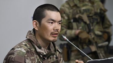 【 乌军方发布会 】中国俘虏自述：误信抖音入俄军，一枪未发即沦俘虏｜新闻特写20250415