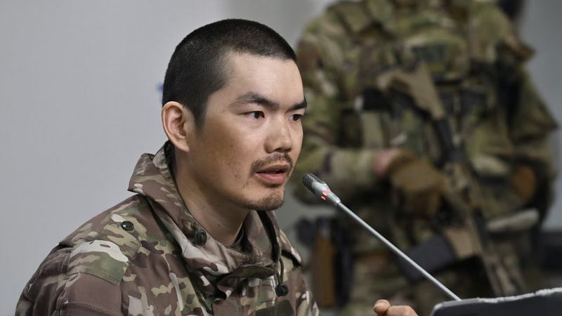 【 乌军方发布会 】中国俘虏自述：误信抖音入俄军，一枪未发即沦俘虏｜新闻特写20250415