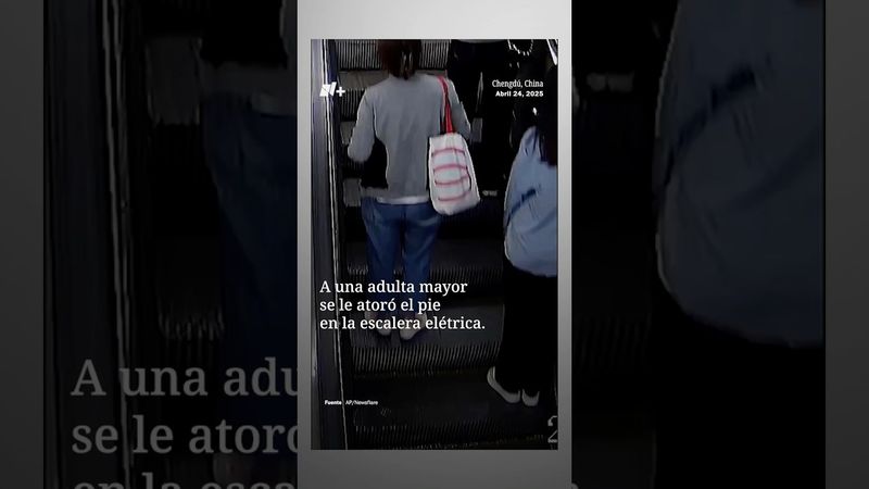 Se le atora el pie en Escalera Elétrica - N+ #shorts