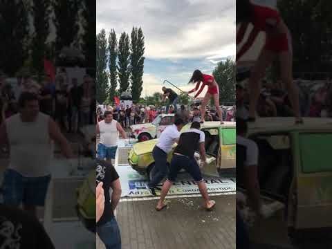 Жестокие девушки разбивают автомобили