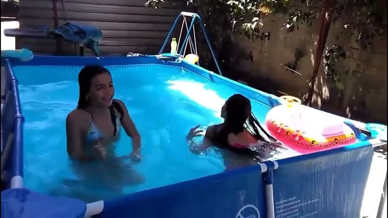 Meninas na piscina, só diversão 🏊