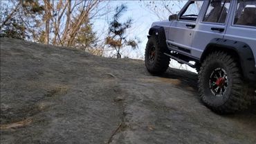 RC Axial SCX10 II 2000 Jeep Cherokee Rock Crawling 2